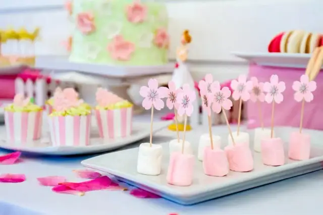 Jak udekorować stół na urodziny - 10 inspirujących pomysłów dla każdego wieku