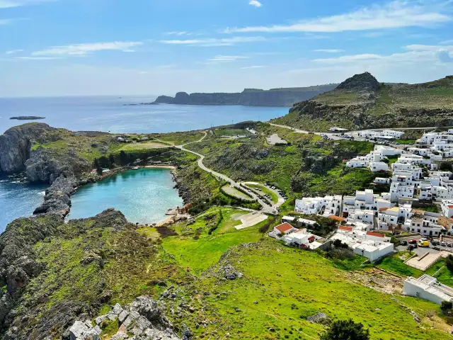 Widok na zatokę i białe domy Lindos, jednego z najpiękniejszych miejsc na Rodos.