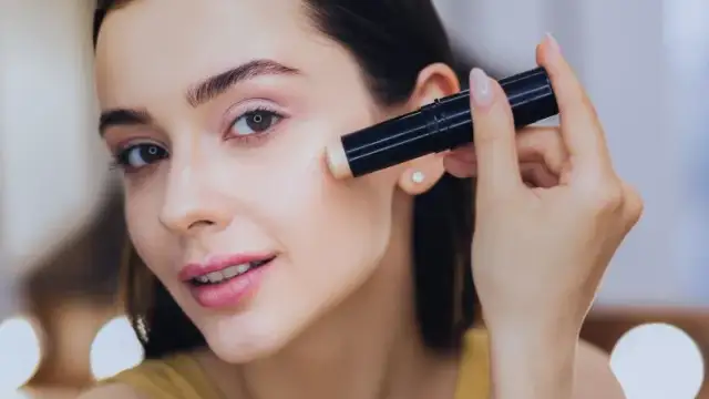 Jak dobrać idealny korektor do twarzy? Poradnik krok po kroku