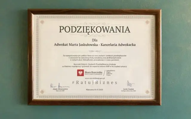 Jak podziękować adwokatowi za wygraną? Etykieta i co doceni.