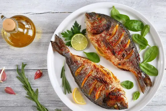 Pyszne przepisy na rybę z grilla, które zachwycą Twoich gości
