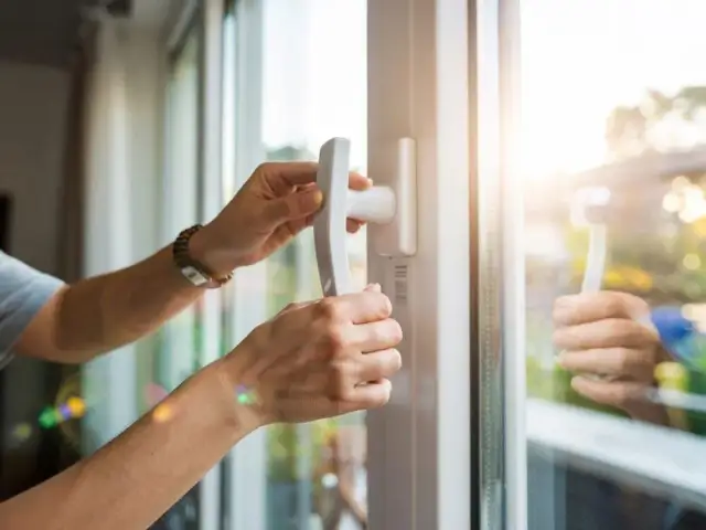 Jak ściągnąć okno plastikowe bez ryzyka uszkodzeń i stresu