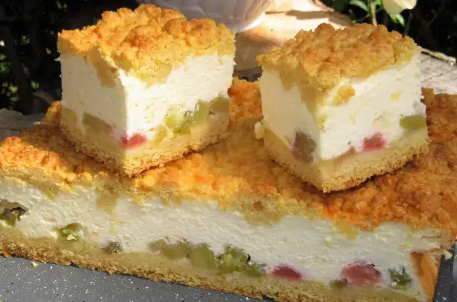 Przepisy Joli na ciasta z rabarbarem, które zachwycą każdego miłośnika słodkości