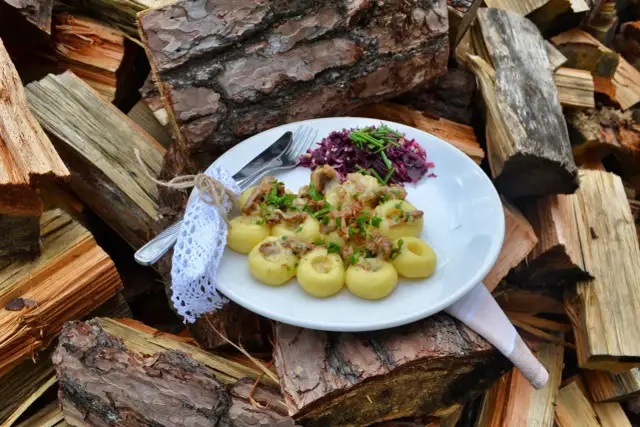 Pyszne kluski śląskie z sosem grzybowym i surówką z czerwonej kapusty. Idealna jaka sałatka do klusek śląskich z sosem na obiad.