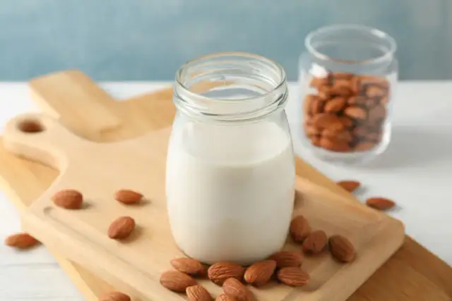 Jakie mleko wegańskie do kawy wybrać, aby poprawić smak?