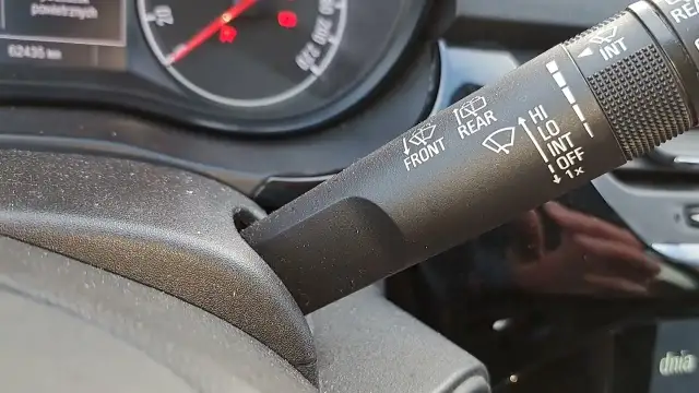 Jak włączyć tylną wycieraczkę w Toyota Corolla - proste kroki i porady