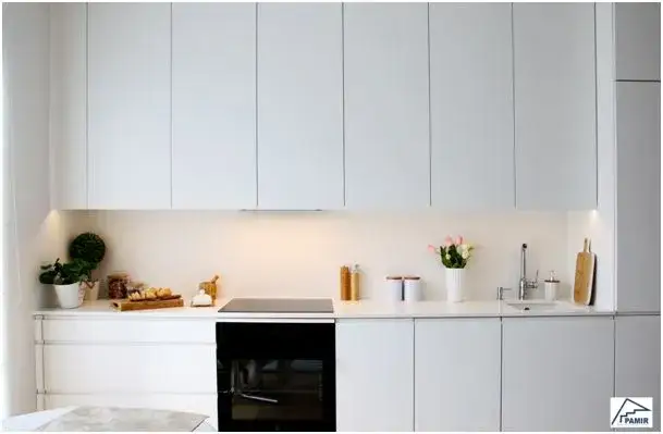 Biała kuchnia: Jaki blat wybrać? Poradnik i inspiracje