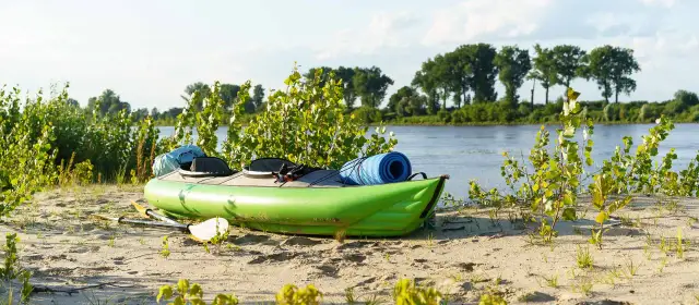 Co zabrać na spływ kajakiem? Pełna lista na komfort i bezpieczeństwo.