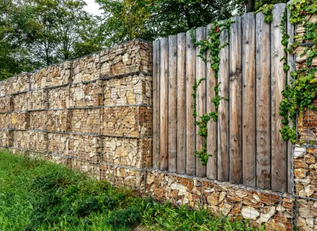 Jaka zaprawa pod słupki ogrodzeniowe – wybierz najlepszą mieszankę na pewno