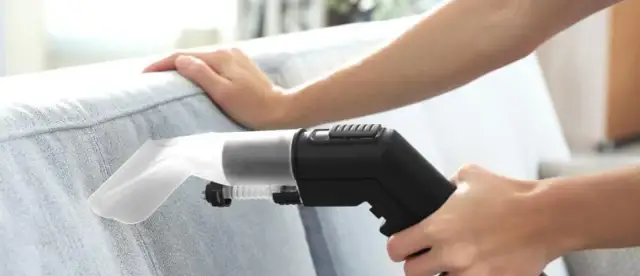 Jak usunąć zapach piwa z kanapy? Skuteczne metody na trudne plamy