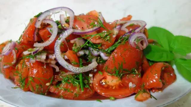 Jak zrobić sałatkę z pomidorów – prosta i smaczna receptura, która zachwyci