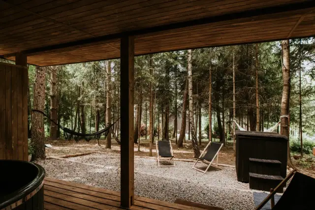 Relaks w lesie: leżaki, hamak i jacuzzi. Idealne miejsce, gdzie szukać tanich noclegów w otoczeniu natury.