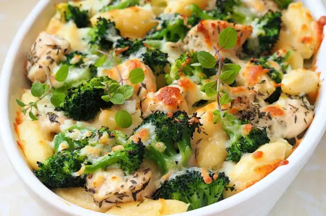 Pyszna zapiekanka z kopytkami i kurczakiem – łatwy przepis na obiad