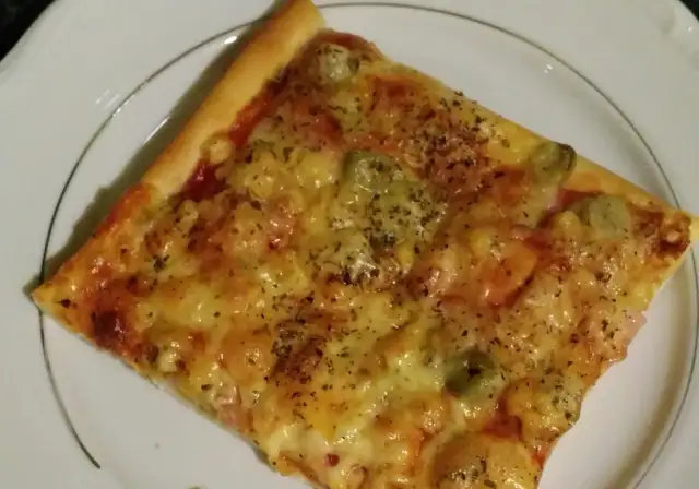 Idealna pizza: Szybkie rozmrażanie ciasta na pizzę bez wpadek