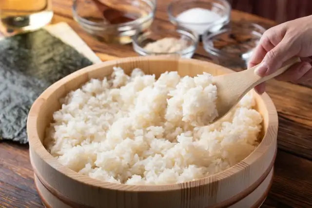 Ile ryżu na rolkę sushi? Oto ile naprawdę potrzebujesz!