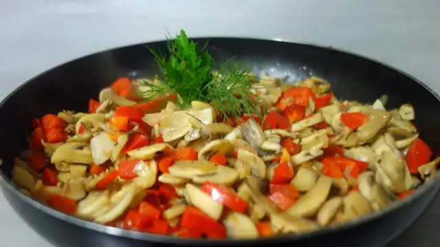 Pieczarki i papryka: 7 pomysłów na szybki i smaczny obiad!