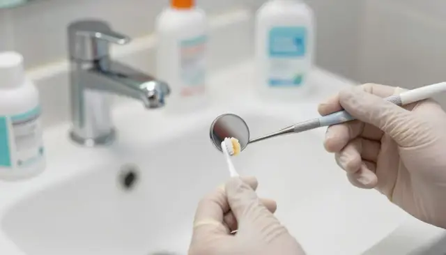 Jak usunąć klej do protez z dziąseł? Skuteczne i bezpieczne metody