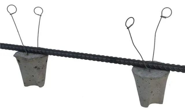 Dystans pod zbrojenie z betonu, niezbędny do prawidłowego wykonania konstrukcji. Znajdziesz je w Castoramie.