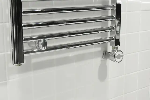 Montaż grzejnika łazienkowego: optymalna wysokość i bezpieczeństwo?