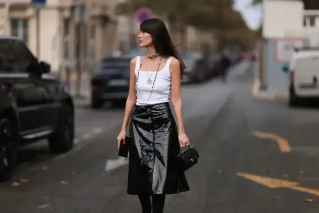 Co pasuje do skórzanej spódnicy? Odkryj idealne stylizacje na każdą okazję