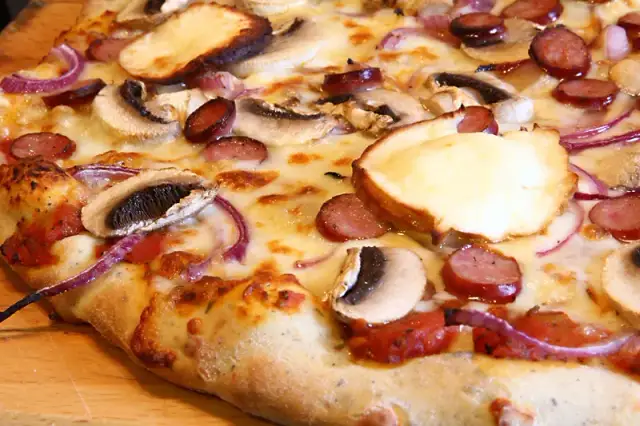 Jak się robi pizza - prosty przepis na idealne ciasto i sos