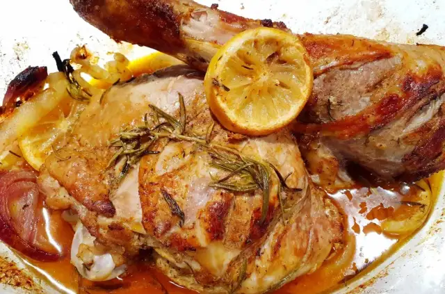 Ile czasu piec udziec z indyka, aby był soczysty i idealny?