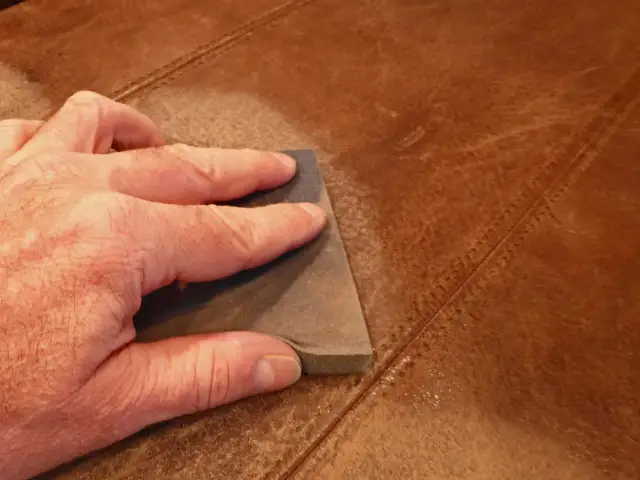 Skuteczne sposoby na usunięcie pasty z butów zamszowych bez uszkodzeń