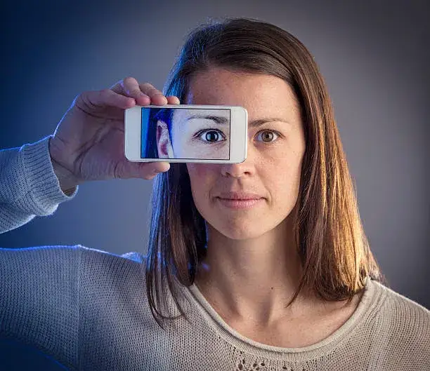 Jak zrobić zdjęcie oka telefonem? Detale tęczówki na wyciągnięcie ręki