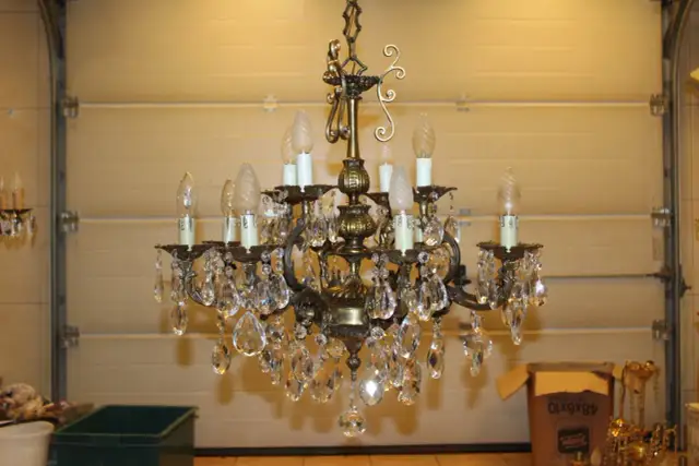 Śmieszne dowcipy o kryształowym żyrandolu, które rozbawią każdego