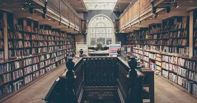 Co to literatura obyczajowa? Odkryj jej istotę i znaczenie w literaturze