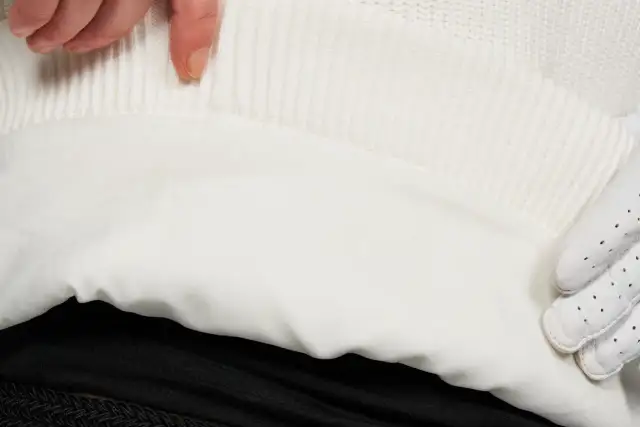 Jak skurczyć sweter? Skuteczne metody na wełnę, bawełnę i akryl