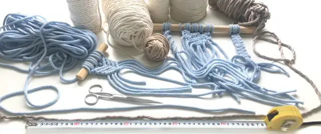 Narzędzia do makramy: sznurek, nożyczki, miarka. Dowiedz się, jak obliczyć długość sznurka do makramy, by stworzyć swoje dzieło.