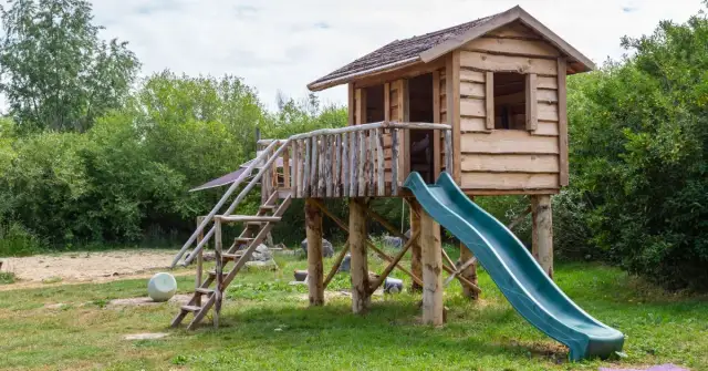 Drewniany plac zabaw DIY: Bezpieczna budowa krok po kroku