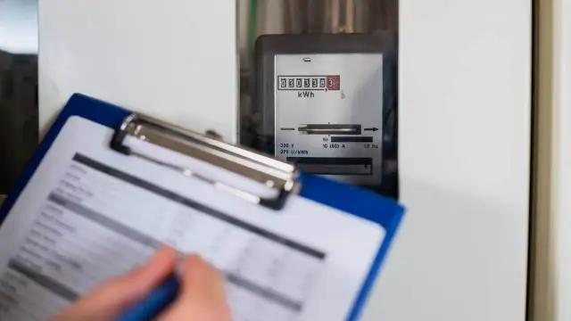 Zapisywanie odczytu licznika prądu G12 na kartce.