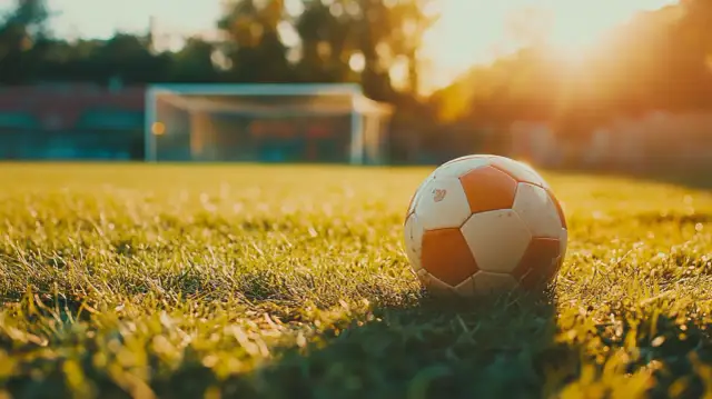 Piłka na boisku, gotowa do gry. Marzenie o hattricku w piłce nożnej, czyli zdobyciu trzech bramek w jednym meczu, zaczyna się od takiego właśnie momentu.