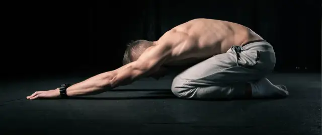 Rozciąganie przed czy po treningu – jak uniknąć kontuzji i poprawić wyniki