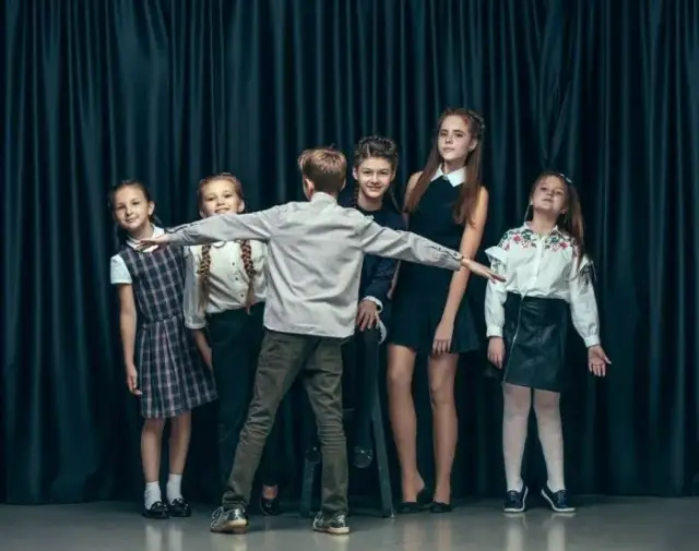 Cele wycieczki do teatru: jak wzbogacają edukację i rozwijają empatię