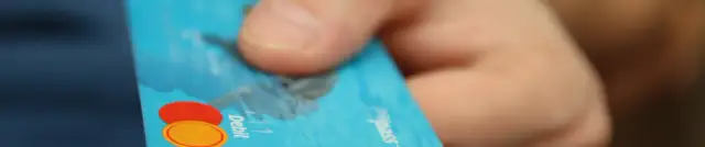 Czy u notariusza można płacić kartą? Odkryj ograniczenia i opcje płatności