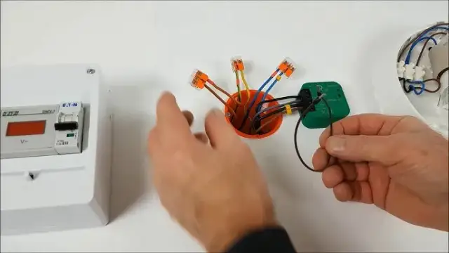 Jak przerobić żyrandol na dwa włączniki i uniknąć problemów z instalacją