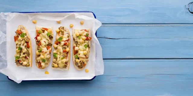 Zapiekanka z ciecierzycy: szybki przepis na zdrowy obiad + wariacje