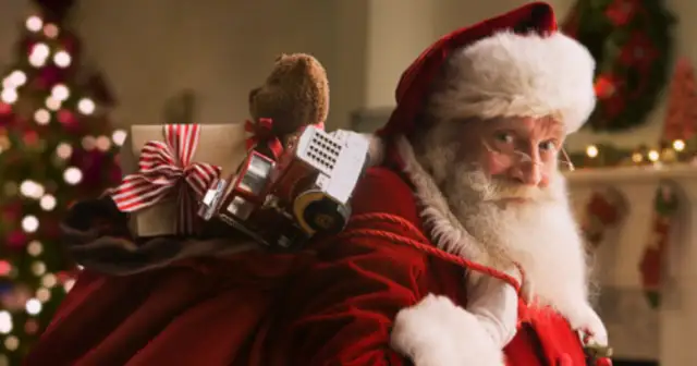 Święty Mikołaj z workiem pełnym zabawek, jak w legendzie o świętym mikołaju dla dzieci.