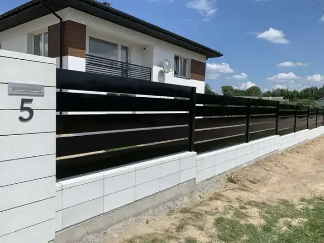 Jak zrobić ogrodzenie na pochyłym terenie - uniknij błędów i kosztów