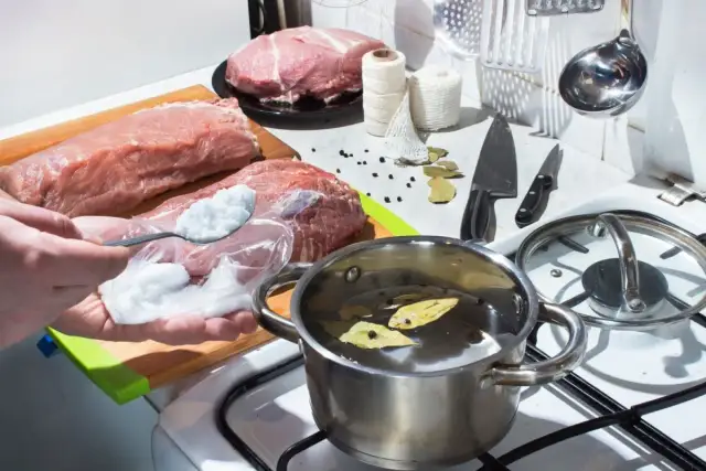 Sekret peklowania na mokro: Tabela solanki na litr wody bez błędów