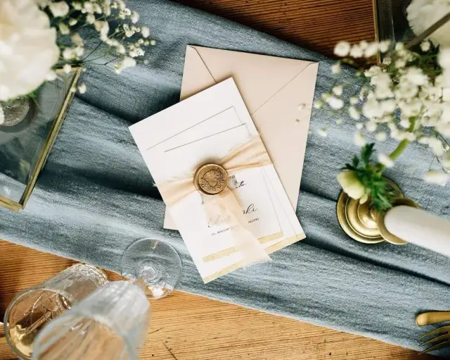 Ile wcześniej zapraszać na wesele, aby uniknąć problemów z gośćmi?