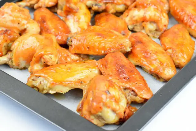 Jak długo piec skrzydełka w piekarniku z termoobiegiem, by były chrupiące?