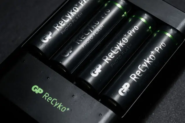 Jakie akumulatorki do lampy błyskowej wybrać, by uniknąć problemów z zasilaniem?