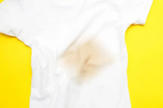 Skuteczne sposoby na to, jak zmyć podkład z białej bluzki