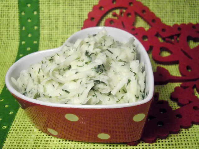 Surówka z kalarepy: Idealna, chrupiąca i bez wody! Przepis