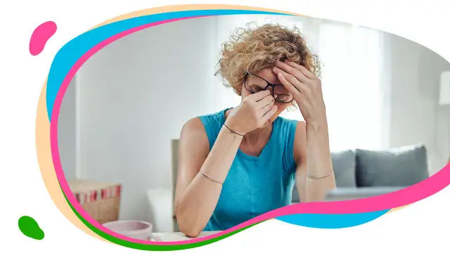 Kobieta z bólem głowy i zatokami, trzymająca się za czoło i nos. Objawy kataru zatokowego mogą być uciążliwe.