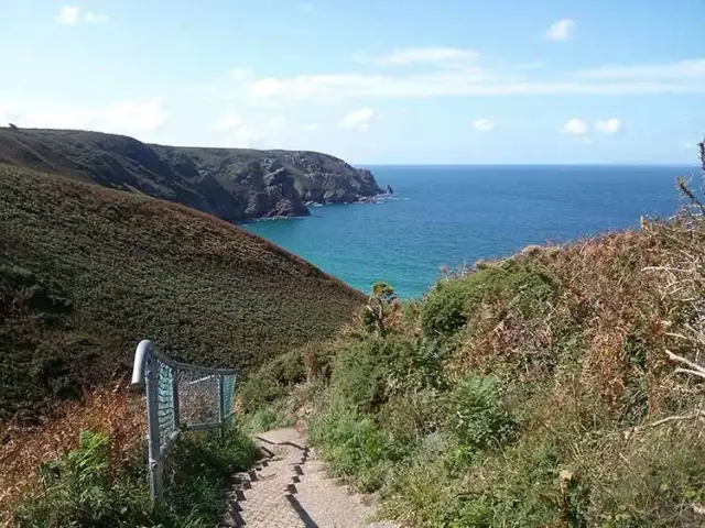 Wyspa Jersey do kogo należy? Poznaj tajemnice jej władzy i statusu